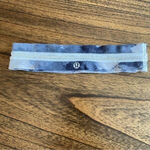 Lululemon Fly Away Tamer Mesh Headband Floral Platoon Silver Spoon